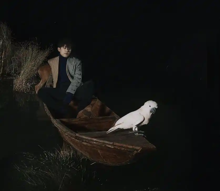 易烊千玺变身忧郁王子,一人一鹦鹉独自泛舟水上