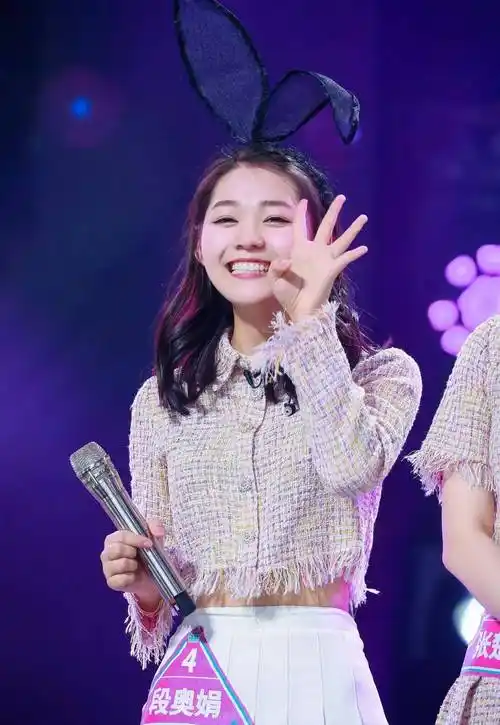 在参加创造101开始,段奥娟经过多轮淘汰,成功以第四名的身份出道.
