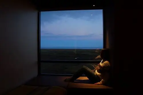 我们是严正拒绝的,因为放眼望去全是无人之境,两公里内都看不到一个能