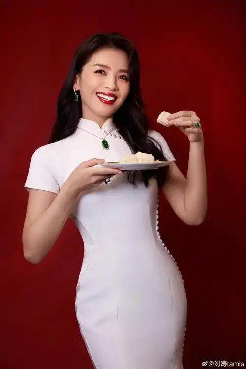 小年旗袍造型#刘涛的小年营业照来啦,旗袍造型充满古典韵味,优雅端庄