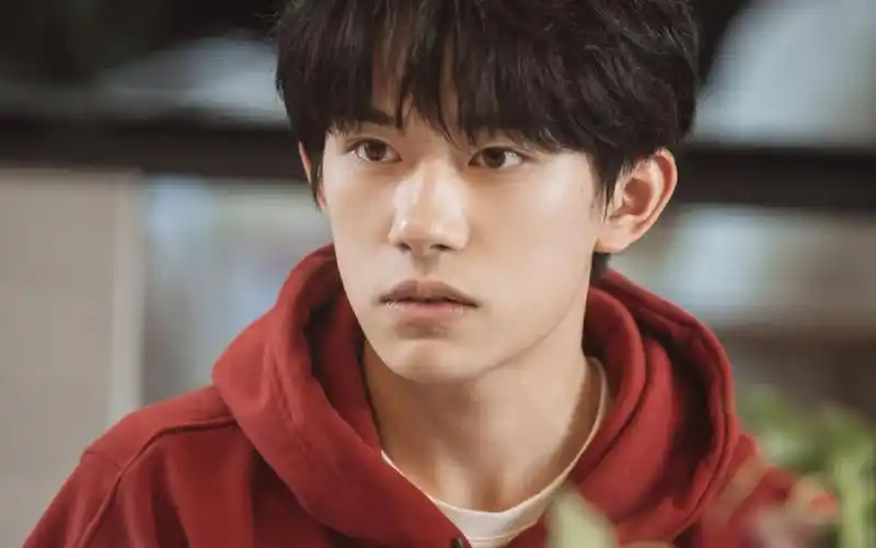 易烊千玺是什么星座的(易烊千玺是什么星座的生日)