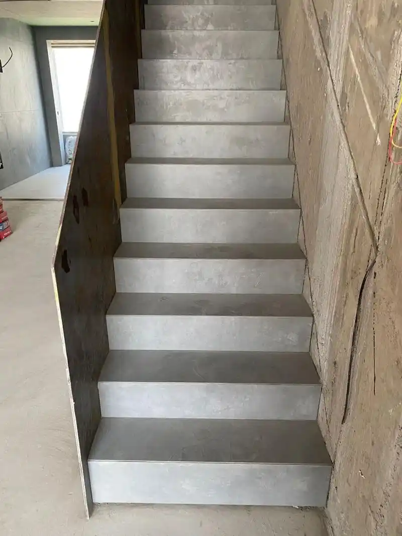 楼梯踏步贴砖 经过设计师和业主的最终决定还是选用瓷砖来铺贴楼梯