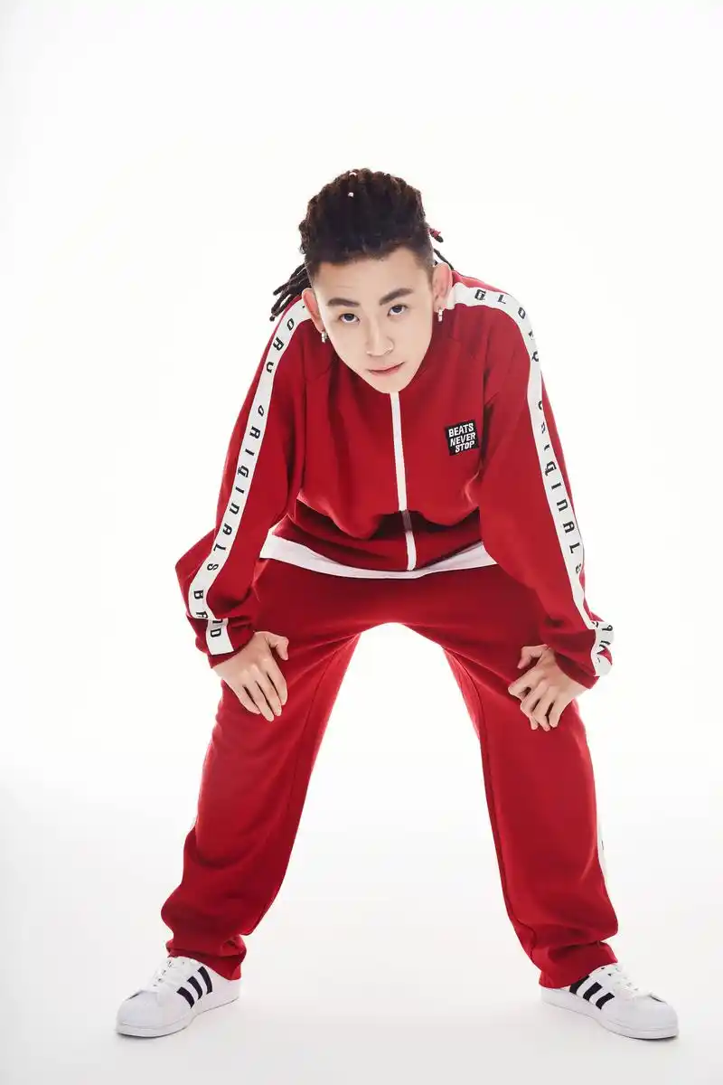 近日一组青春活力四射的中国有嘻哈人气选手小鬼的写真照曝光.