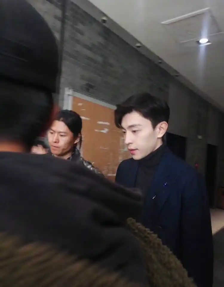 路人偶遇邓伦拍摄,邓论黑衣黑裤好帅,网友:羡慕央美的小姐姐!