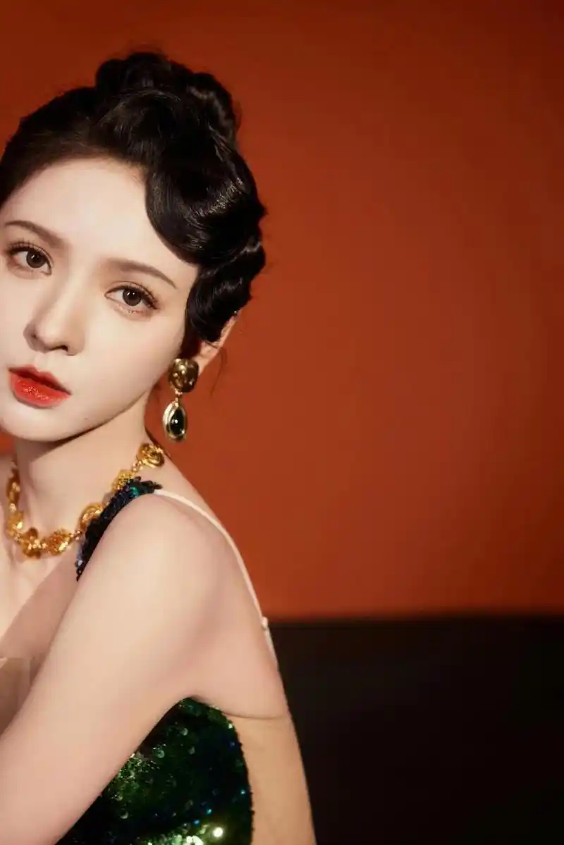 张予曦, 雪肤玉貌,前凸后翘的傲人身材,香肩玉背,美腿玉足,性感撩人