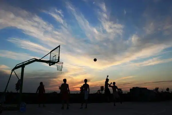 求一张夕阳下球场奔跑的图片