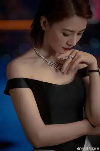 惊艳!高圆圆穿一字肩秀锁骨 短发红唇气场十足