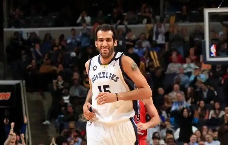 哈达迪1985年生,身高2米18,是一位技术全面的中锋,在08年-13年间还在