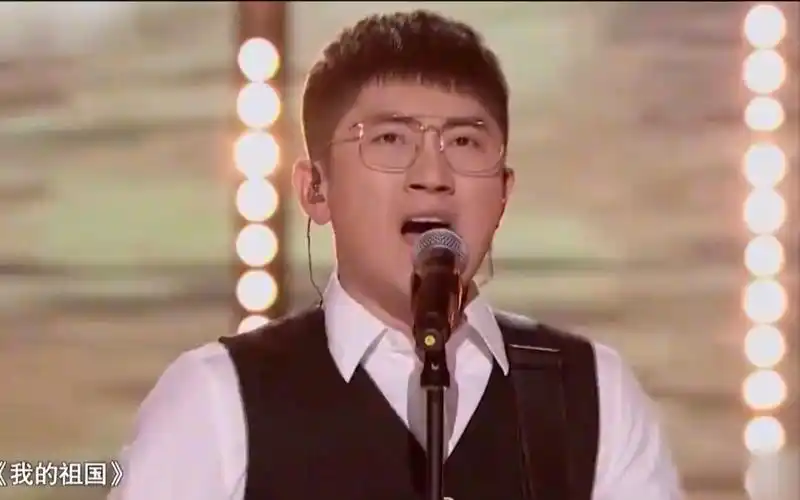 金志文演唱《我的祖国》,把撒贝宁都唱哭了 ,一个人唱出了一个合唱团
