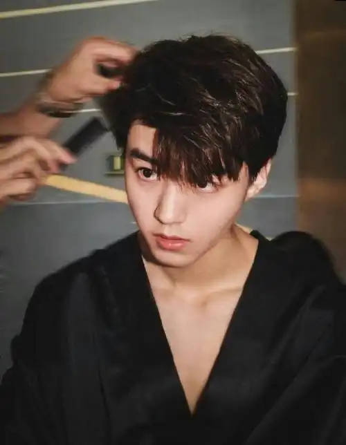 [tfboys][新闻]190311 王俊凯锁骨暴击,一笑倾城