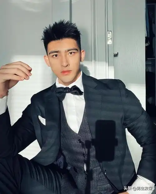 瓜子脸适合什么发型男(男生"锅盖头"发型过时了)