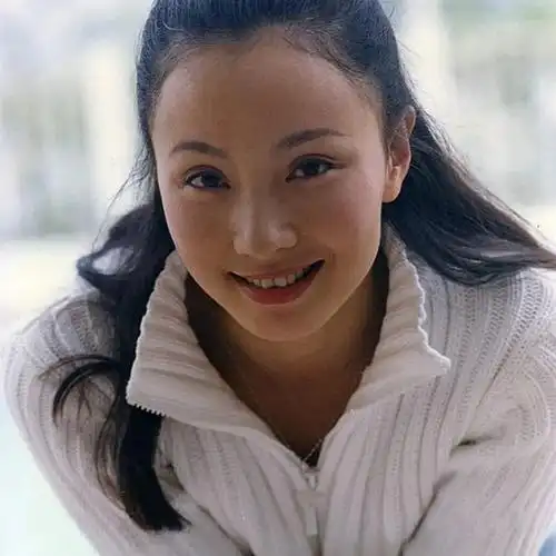 年轻时的陶虹是个甜美类美人,虽然乍一看五官不算特别出彩的,可当她动