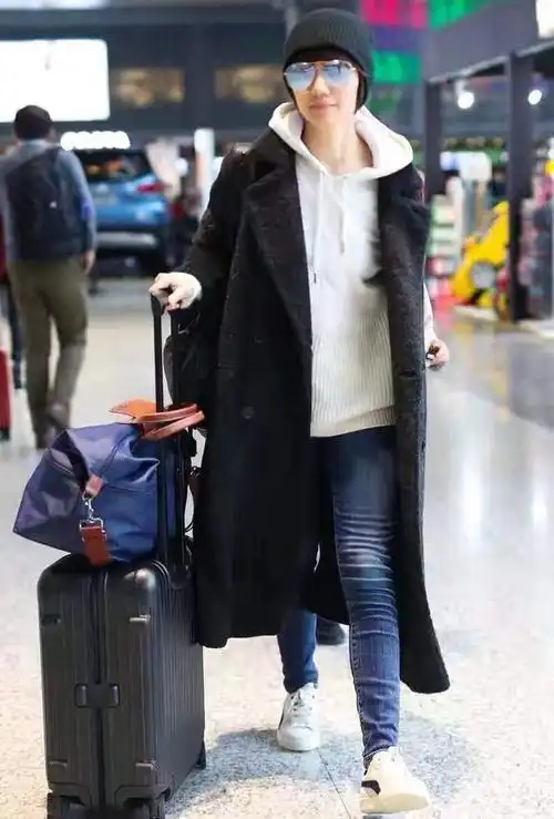 46岁袁泉的穿搭绝了!色不过三,衣短裤长,帽子 墨镜都上才好看