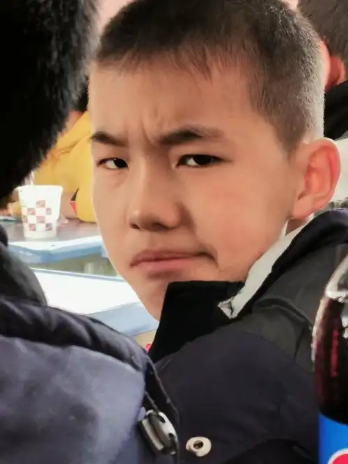 先来了开场,这是我在六年级上册元旦联欢会上拍了一些丑照