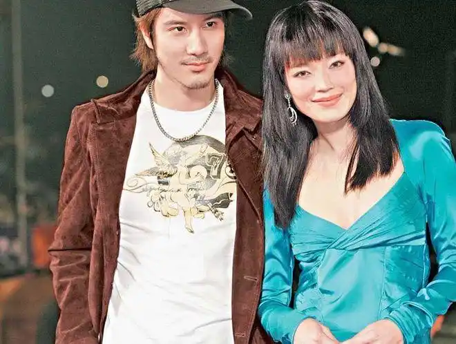 王力宏与舒淇同行偏僻角落吻辣妹现场照片曝光