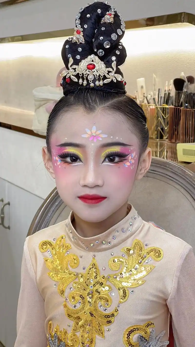 能扛住原相机质感妆容#儿童舞台妆 #化妆造型分享 #舞蹈妆 - 抖音
