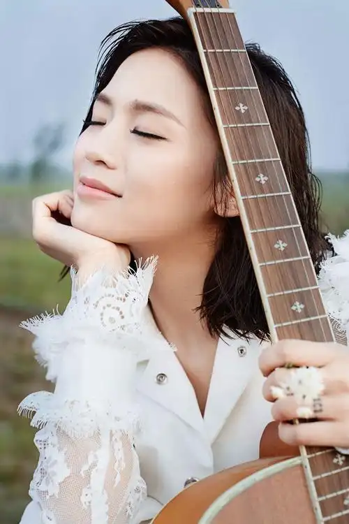 组图:黄英最新写真曝光 白色连衣裙尽显甜美_高清图集_新浪网