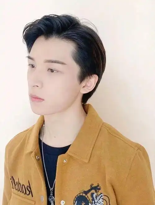 两边吹服帖,头顶刘海往后吹先洗头,头发吹成半干男生纹理背头发型