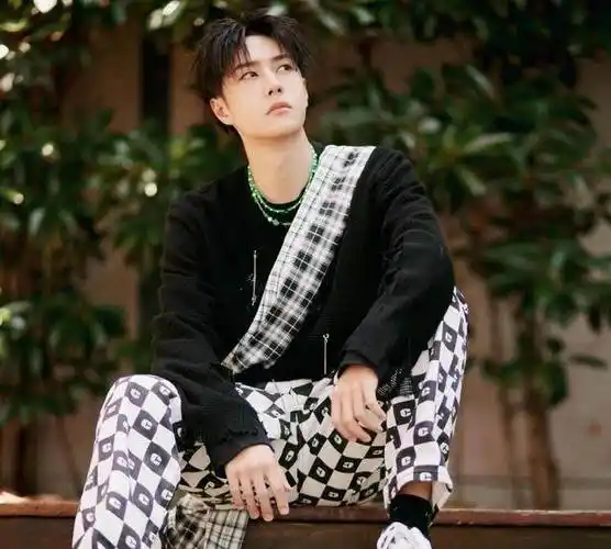 最近拉上王一博超热度的剧,我们知道了《天下长河》《野蛮生长》等等