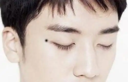 眼角有痣的男人一般比较有魅力,从来都是受人追捧的人.