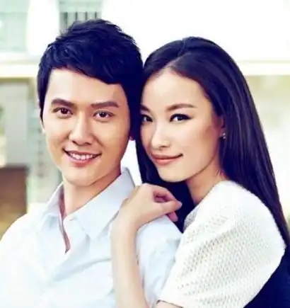 冯绍峰携儿子参加亲子运动会,5岁想想正脸曝光,长成男版赵丽颖