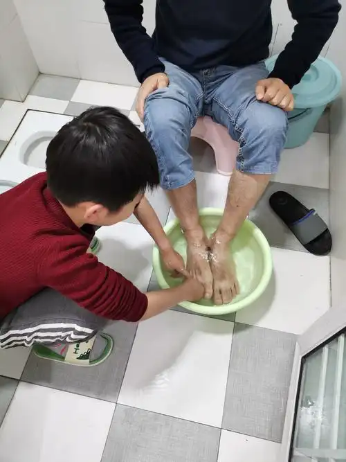 开始洗脚.我把老爸脚趾丫之间的缝隙反复搓洗,再来点"足底按摩".