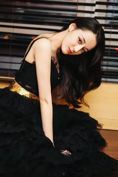 迪丽热巴美得好惊艳鎏金吊带裙头戴黑色皇冠那瞬间美到失语