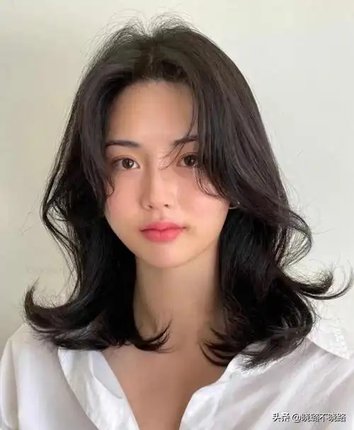 复杂一些的烫发造型需要在理发店中完成,比如当下很火爆的一款梨花