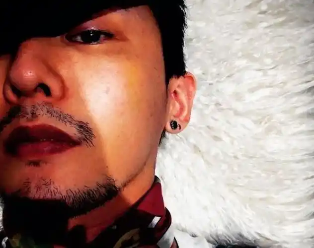 退伍后权志龙风格大变,又留胡须又抽烟,个性不羁尽显成熟男人味