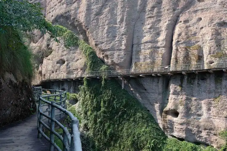 这个地方叫少女之春,不知道为啥,龙虎山里各种仙女岩,少儿不宜啊.