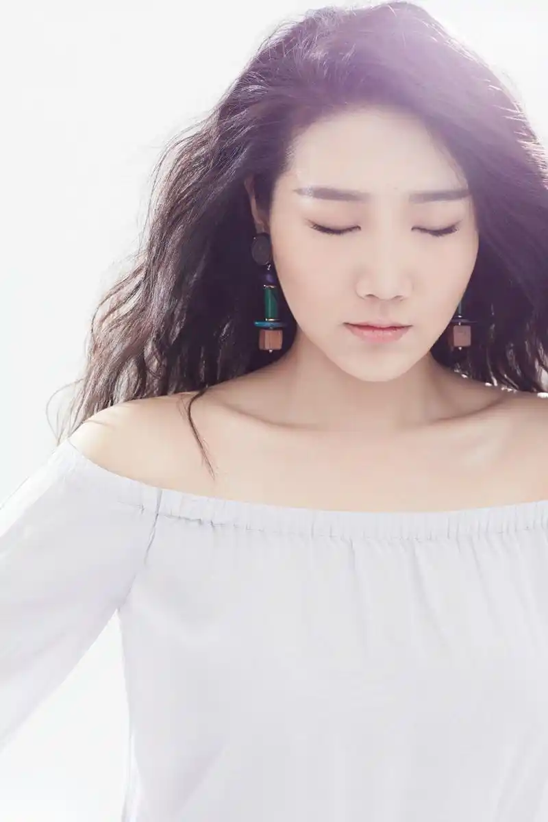 组图:孙露全新唯美写真曝光 新单曲将上线