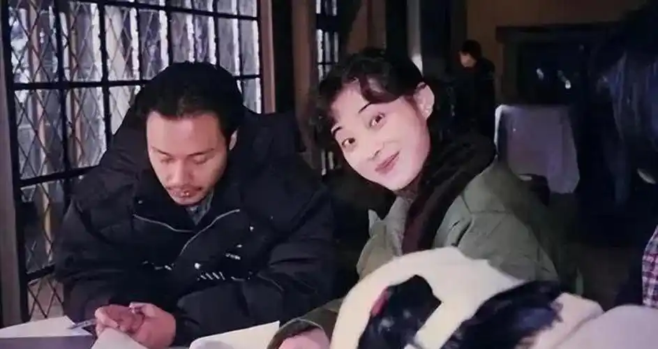 在这期间,梅婷的男友叶大鹰还给梅婷送上了一份"大礼".