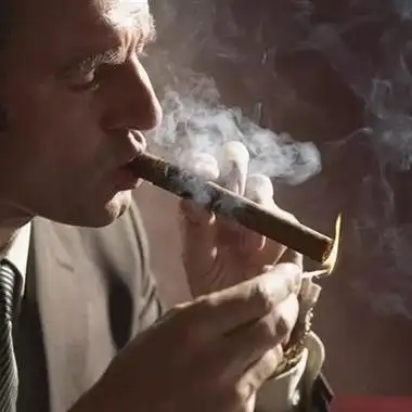 成熟男人抽烟头像很社会的大叔