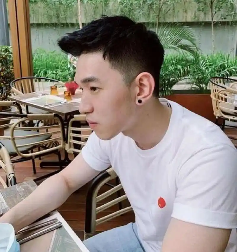 20世纪50,60年代歌手猫王可说是"飞机头"热潮始祖.