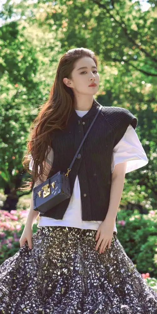 刘亦菲出图##刘亦菲裙子好像钢丝球