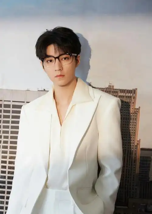 这也是有点太帅气了吧,王俊凯也透漏了关于演唱会的计划,那就狠狠的