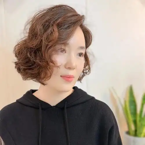 五十岁女人留什么发型显年轻?掌握这4个减龄公式,想不减龄都难