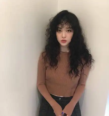 崔雪莉发型图片:崔雪莉惹人喜欢的中长发型