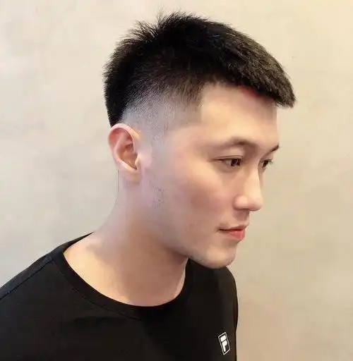 男生"两边剃光,中间留长"的发型,这4款很帅气,不要剪错了
