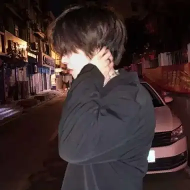 帅气的精致阳光高冷型气质男头-男生头像-糖果壁纸