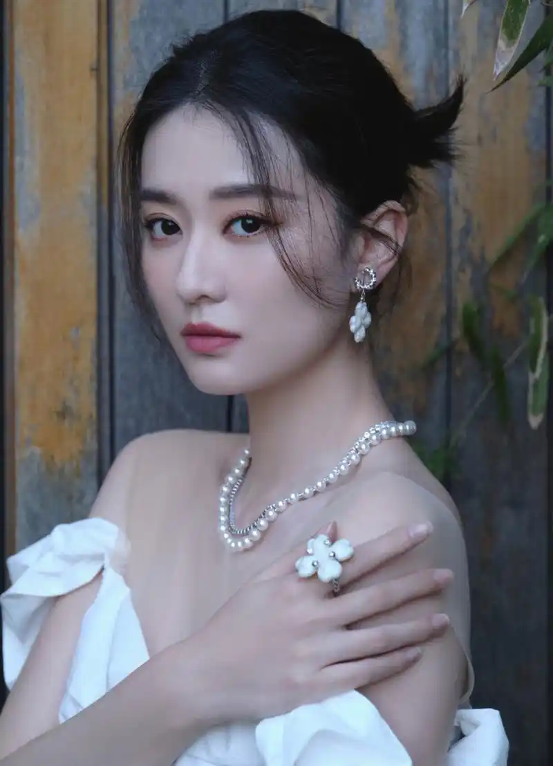 乔欣竹园写真|白色一字肩连衣裙👗