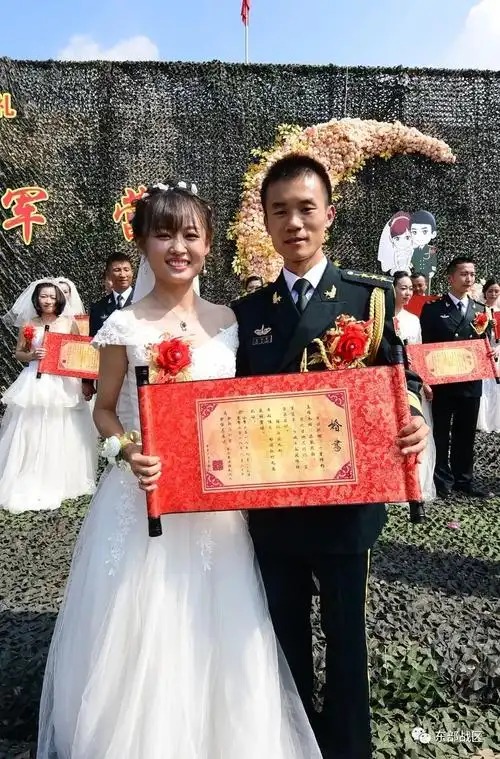 当婚纱邂逅军装,当婚礼遇上国庆