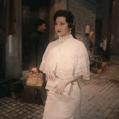 刚复活的司藤依旧是一件素雅的白色旗袍,既暗示了她的身份,又代表了她