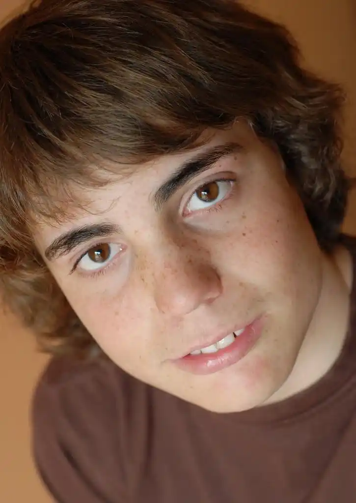 英俊富有表现力白种人十几岁的男孩棕色的眼睛