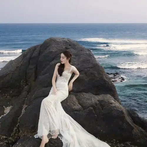 迪丽热巴超美白裙海边写真图片