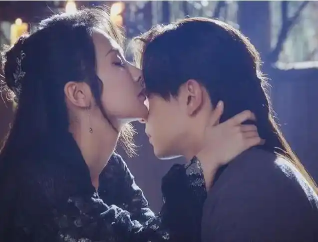 杨紫自称是邓伦的女神,不料正好被邓伦听见,他的反应太甜了!