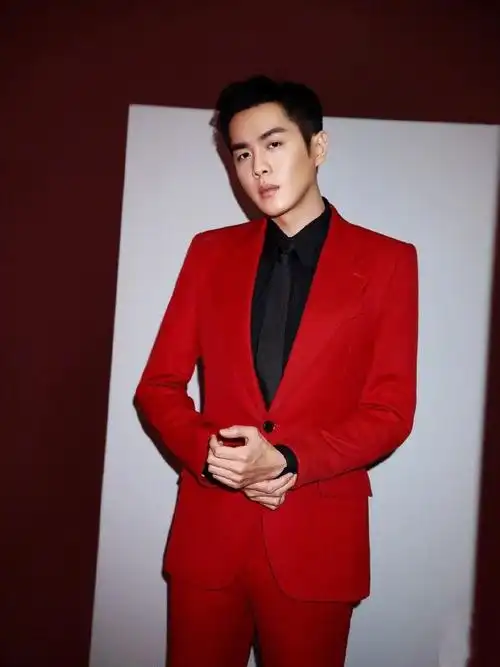 张若昀一身红色西装亮相春晚,黑与红造型的搭配,酷帅十足