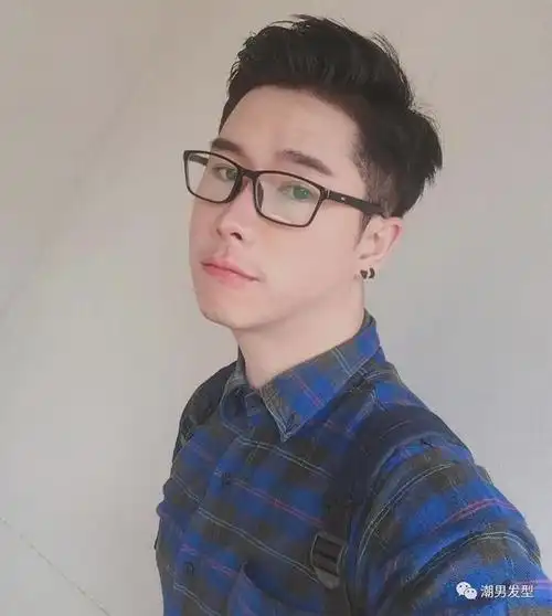 两边铲刻痕发型,周边的头发渐层铲青,上面的头发及刘海保留一定的长度