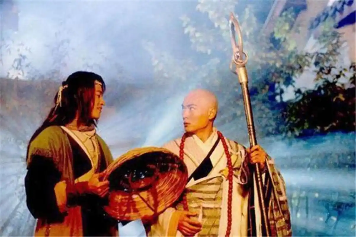 焦恩俊长了一张身高1米9的脸,站在1米86的何润东身边却矮了一大截