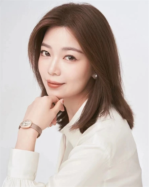 精致简洁的内扣锁骨发,凸显气质与干练,尽显职场女性独有的优雅魅力.